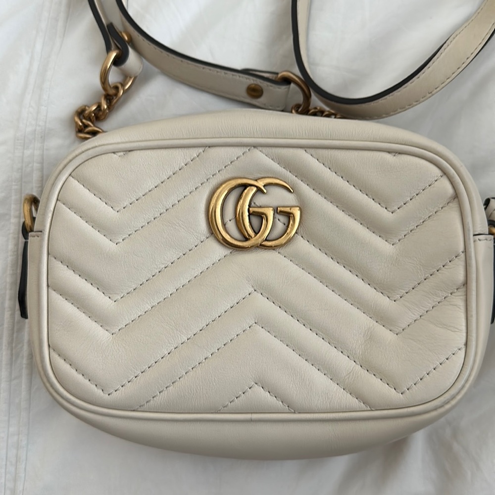 GUCCI GG MARMONT MINI SHOULDER BAG. Ivory
